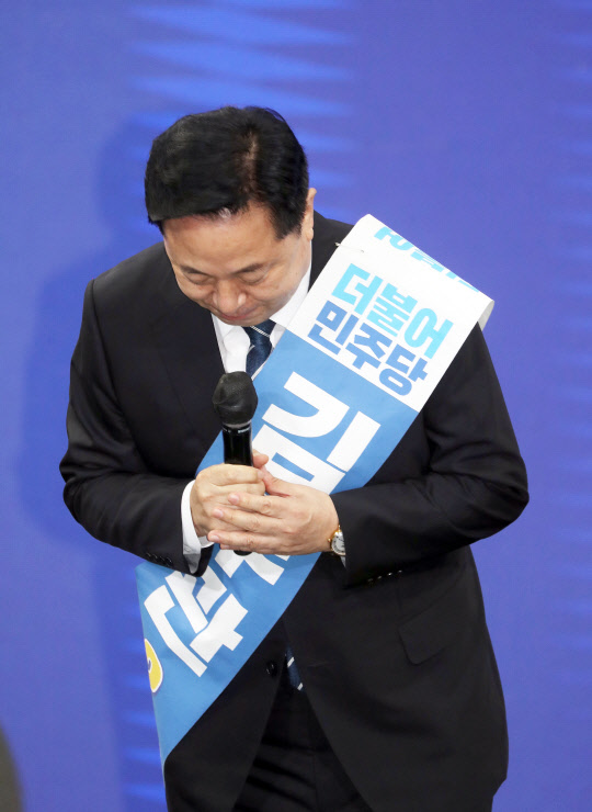 김두관 의원이 26일 전북 완주군 우석대학교 체육관에서 열린 민주당 대선 후보 선출을 위한  전북 합동연설회에서 인사하고 있다. 연합뉴스